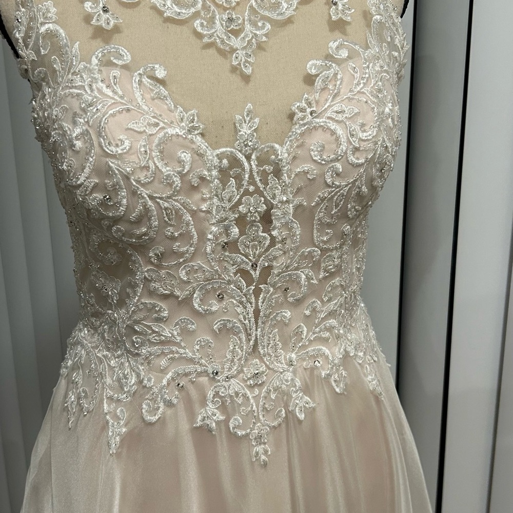 Elegant White Lace Wedding Dress - Picture 3 of 14